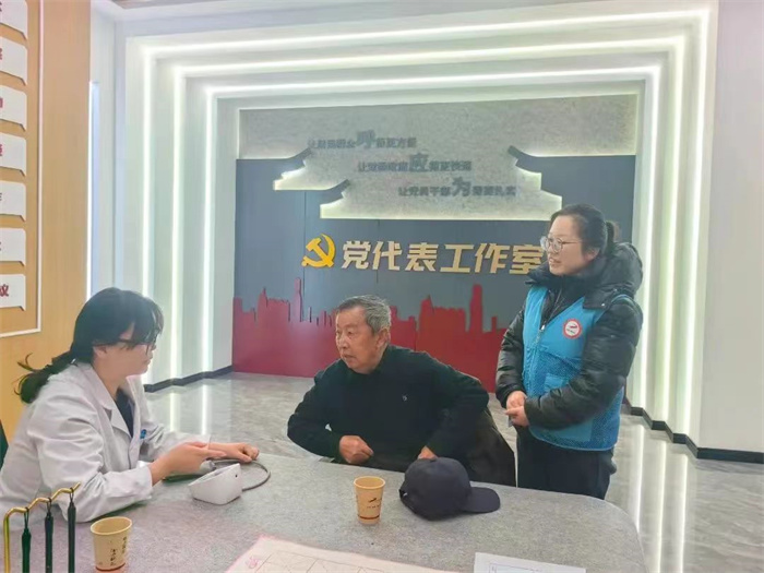 党代表进社区 服务群众零距离